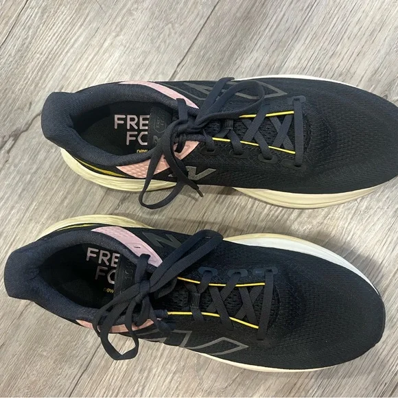 New Balance Women's 1080 size 10 - Picture 2 of 7